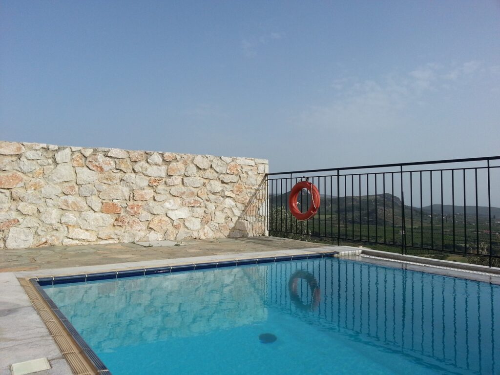 swimming-pool-1350365_1280